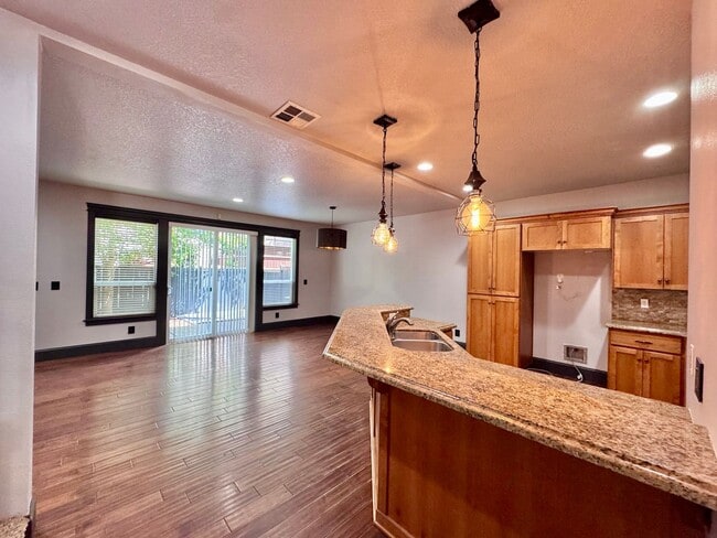 Building Photo - GORGEOUS Townhome...  LOCATION , LOCATION near Peace Health Hospital