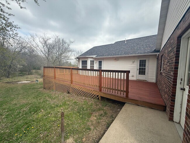 Building Photo - Spacious 5 Bedroom Home in a Peaceful Country Setting