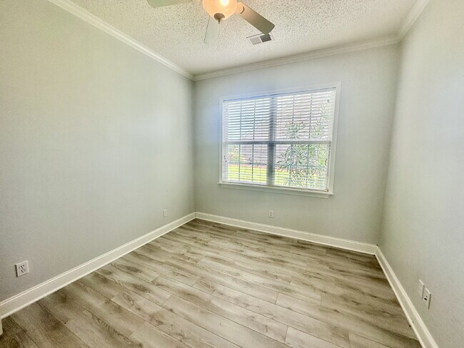 Building Photo - Gorgeous Updated Three Bedroom Home in Sun...