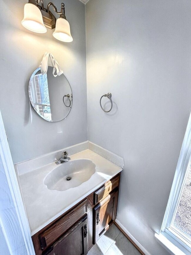 Building Photo - Charming 2-Bedroom Home with Modern Amenit...