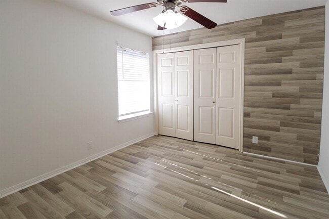 Building Photo - 6907 Stonleigh Pl