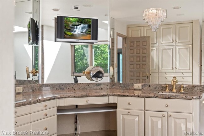 Building Photo - 3333 W Shore Dr