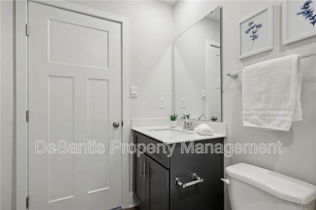 Building Photo - 1412 Commons Ln