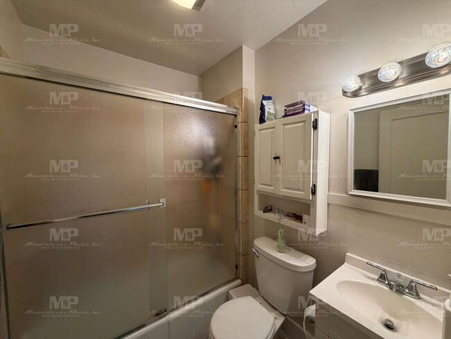 Building Photo - 521 W Myrtle St