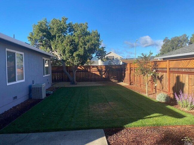 Building Photo - 1570 Parkwood St