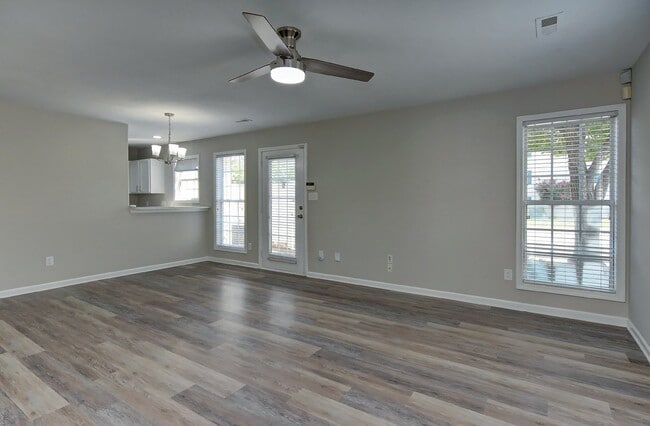 Building Photo - Beautiful 2 bed 2.5 bath Condo. Move-in Re...