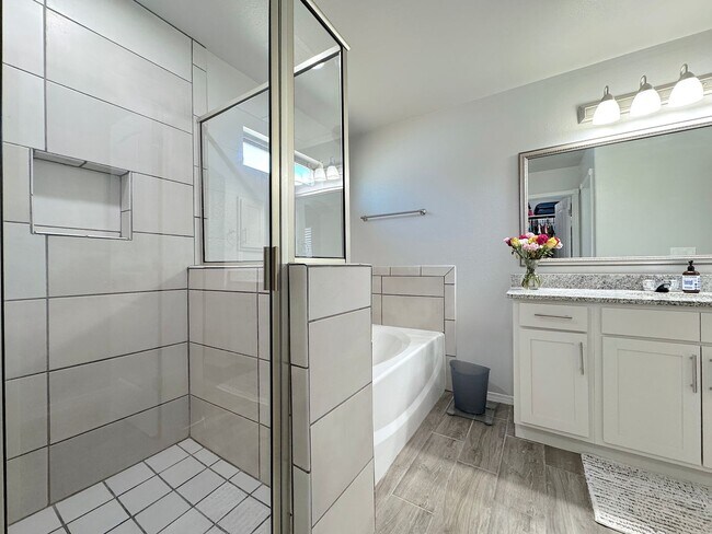 Building Photo - Beautiful 3 Bed 2 Bath with Refrig A/C!