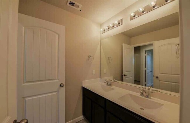 Building Photo - 2730 Bergen Bay Ln