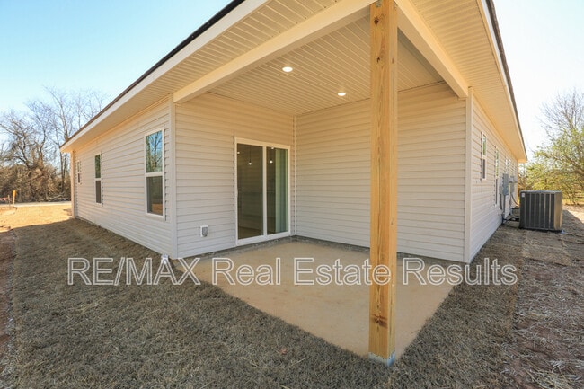 Building Photo - 655 N Genevieve Ave