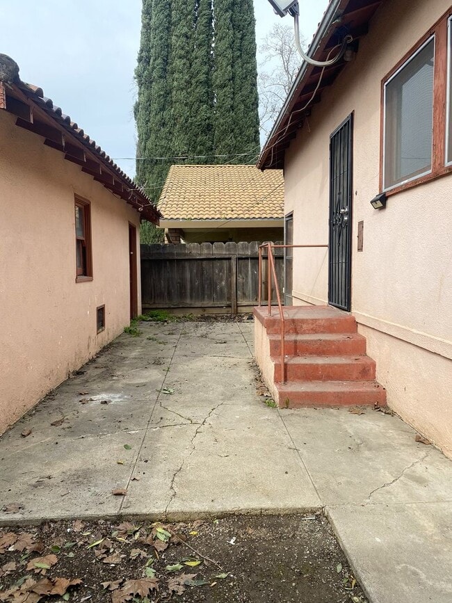 Building Photo - Available Now! Charming 3-bdrm./1.5-bath, ...