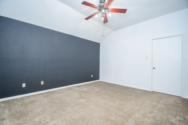 Building Photo - 8562 Laurel Trails Dr