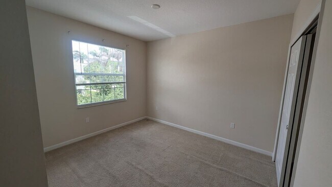 Building Photo - Spacious Townhome in Desirable Vizcaya Falls 3-bedroom, 2.5-bath townhome