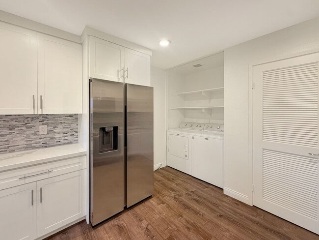 Building Photo - Spacious 3BR/2BA with Private Yard in Para...