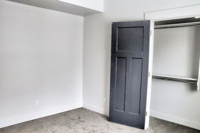 Building Photo - 67 E 500 S