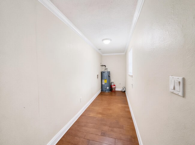 Building Photo - 806 Fairview Dr