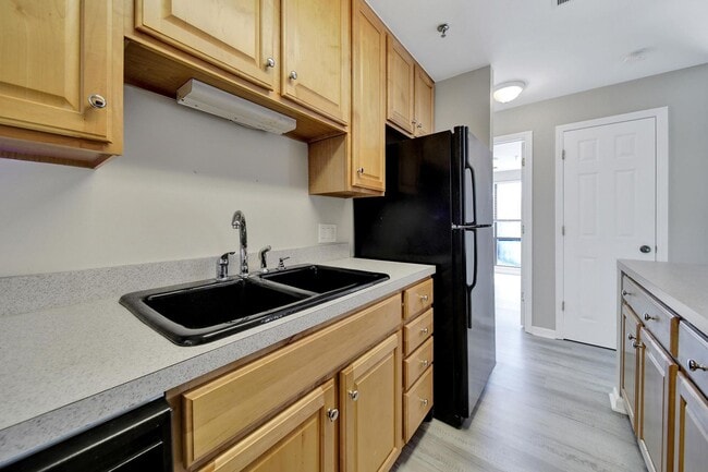 Building Photo - Lovely Two Bed Two Full Bath Condo in Fort...