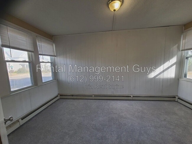 Building Photo - 736 Geranium Ave E