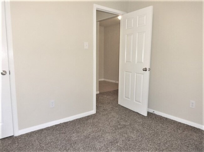 Building Photo - 6823 Manor Terrace Ln