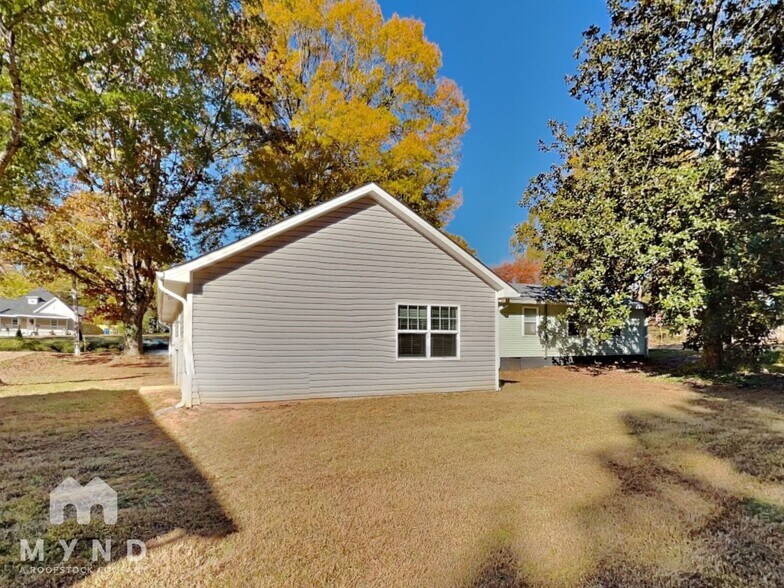 Building Photo - 1109 Old Charlotte Rd