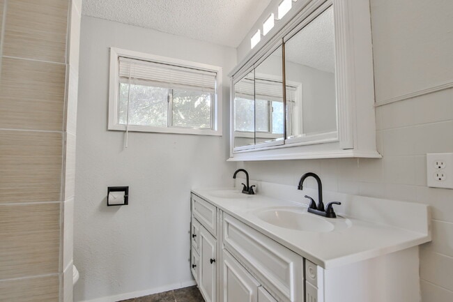 Building Photo - Charming 3 Bedroom, 1 bathroom in Central Lubbock