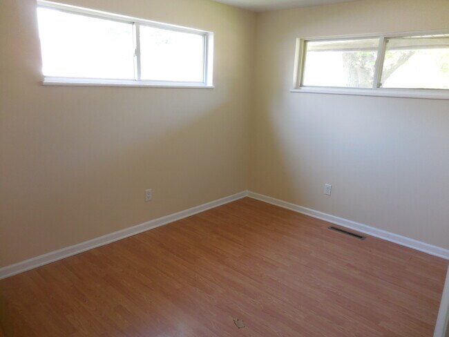 Building Photo - Fantastic Three Bedroom/Updated One Bath I...