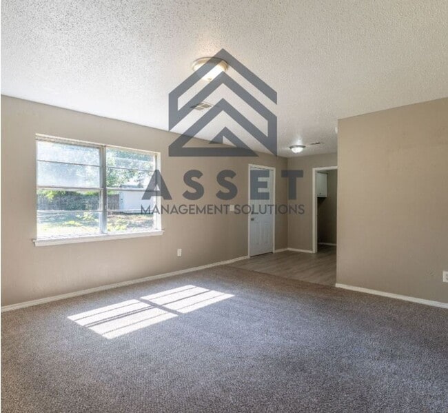 Building Photo - Cute 5 Bedroom House!