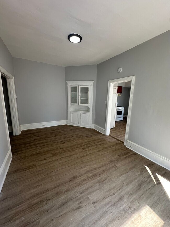 Building Photo - LARGE 4 Bed, 1.5 Bath ready for rent!