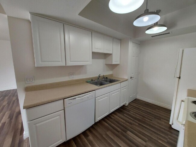 Building Photo - Upstairs 2BD/1.5BA Condo with Washer/Dryer...