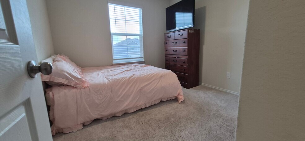 Building Photo - 5819 Rolling Gln