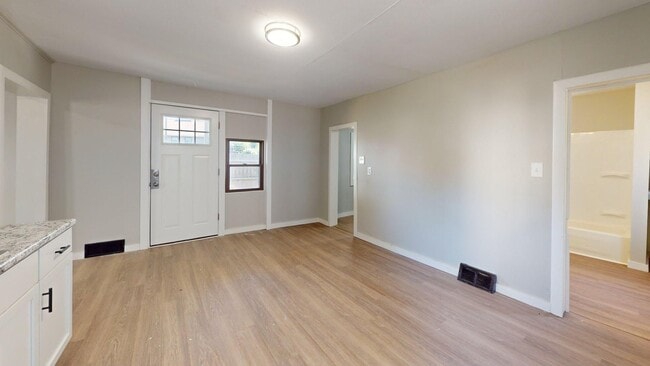 Building Photo - Cudell/West Blvd neighborhood; 4 bedroom/1...