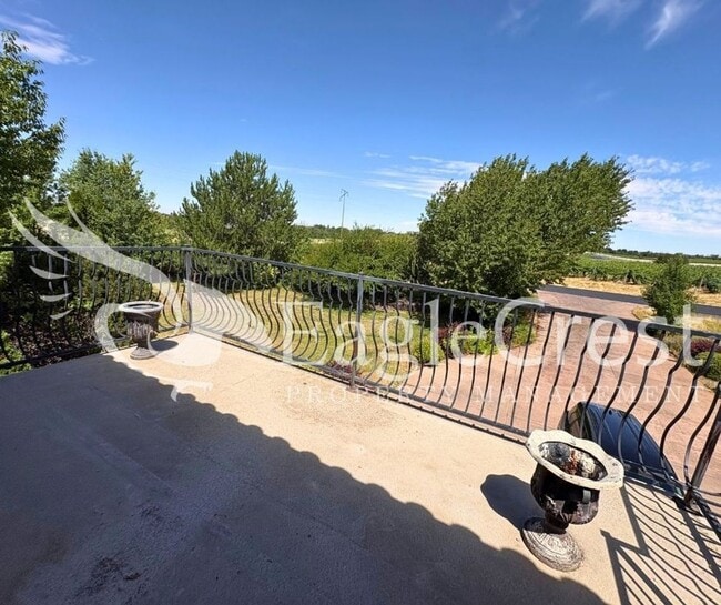 Building Photo - 44 Vinehill Dr