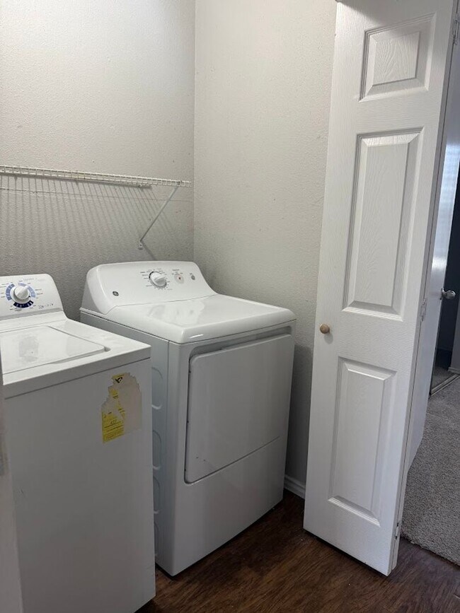 Building Photo - River Crossing 2 Bed 2 1/2 Bath - 2 Story Townhome