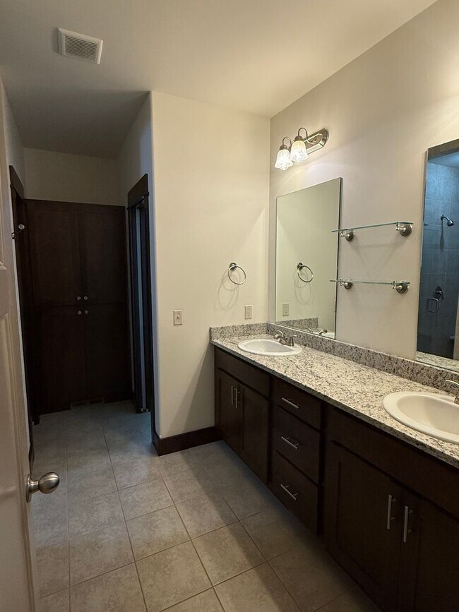 Building Photo - 5 bedroom 2.5 Bath home in Bozeman with at...