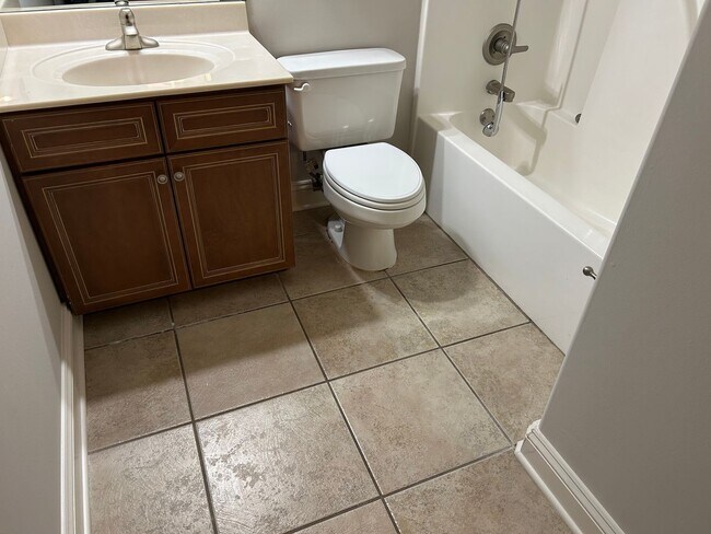 Building Photo - 3069 Roseleigh Dr