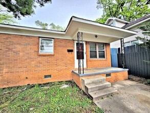 Building Photo - 2 Bedroom / 1 Bath Apartment