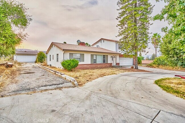 Building Photo - 2751 Batson Ave