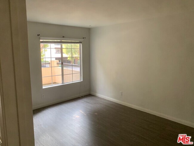 Building Photo - 5530 Owensmouth Ave