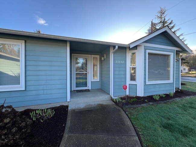 Building Photo - Exceptional 2200 sq ft Three Bedroom 2 Bath Rambler in Fed Way - with A/C