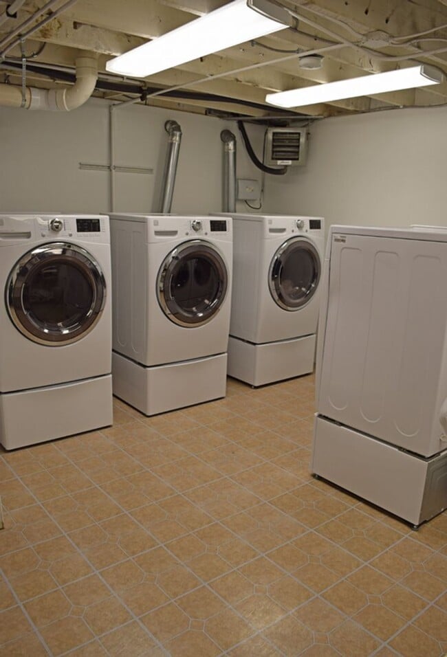 Building Photo - Furnished Efficiency Near Hospitals and Do...