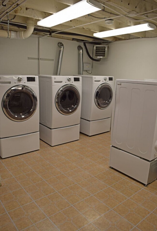 Building Photo - Furnished Efficiency Near Hospitals and Downtown