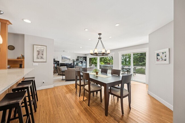 Building Photo - Normandy Park - Modern and Spacious!