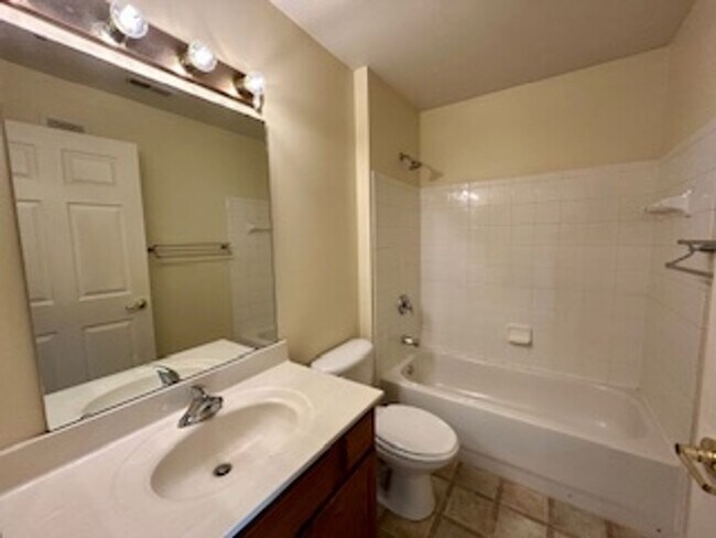 Building Photo - Great 2 Bedroom 2 Bathroom condo on the ea...
