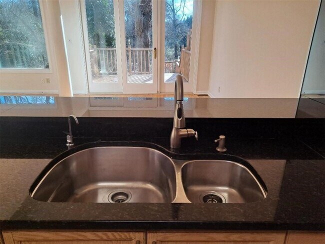 Building Photo - 2431 Coosawattee Dr NE