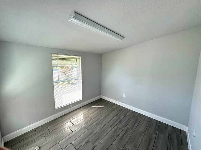 Building Photo - 515 49th Ave Terrace W
