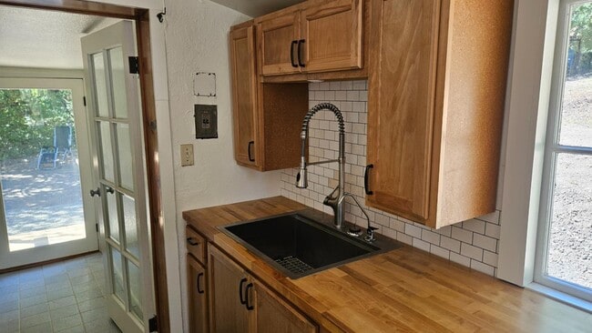 Building Photo - 24766 Skyland Rd