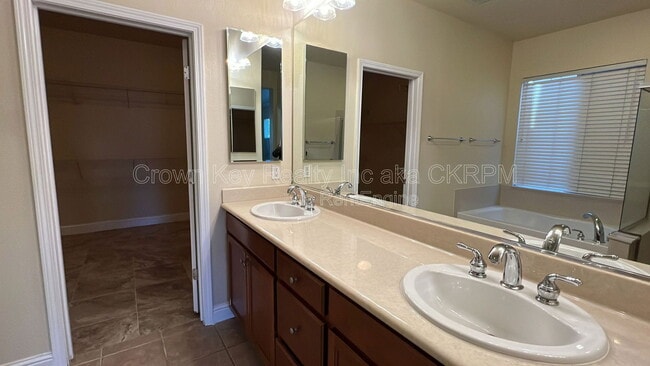 Building Photo - 724 Shelli St