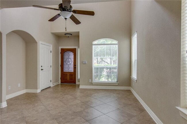 Building Photo - 15400 Interlachen Dr