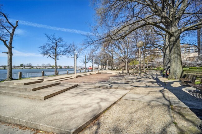 Building Photo - Stunning 1 BR/1 BA Condo in Southwest Wate...