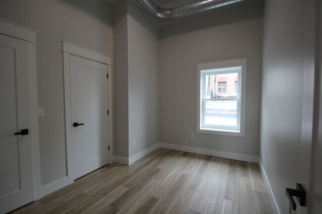 Building Photo - Historic Panora Apartments Fully Remodeled