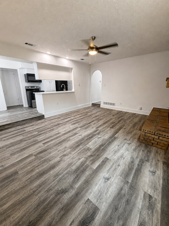 Building Photo - 3-Bedroom, 2 Bath Single Family for Rent in Arlington, TX | Attached Garage & Modern Kitchen